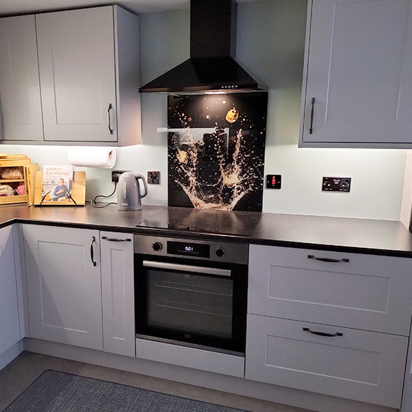 how thick should a glass splashback be?